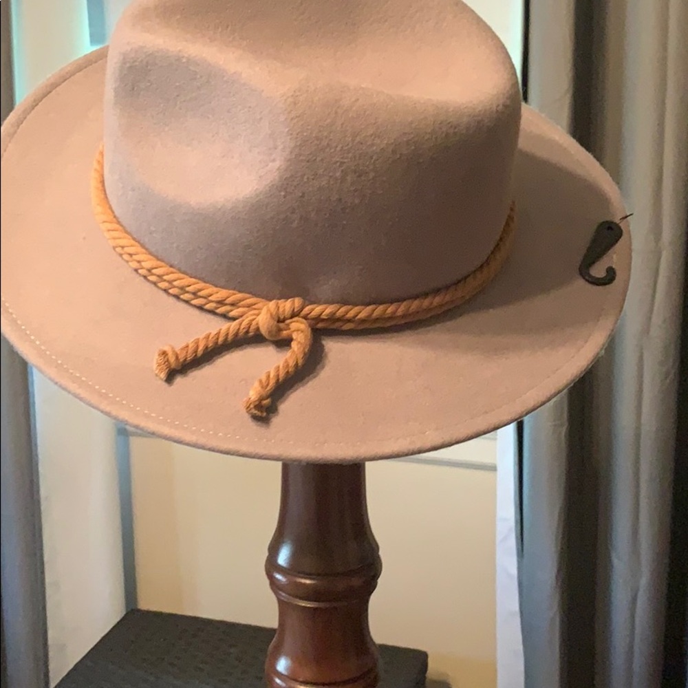 Grey felt hat. - Picture 2 of 6